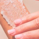 با اسکراب بدن، پوست خود را شفاف کنید