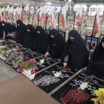 گلباران مزار شهدا توسط بانوان گیلانی