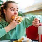 پرخوری عصبی یا بولیمیا چیست و چگونه آن را درمان کنیم؟
